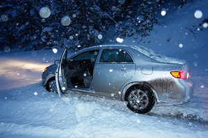 Toyota met zomerbanden in winter