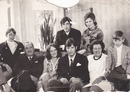 De familie van Ekris in Breukelen boven de zaak in 1969