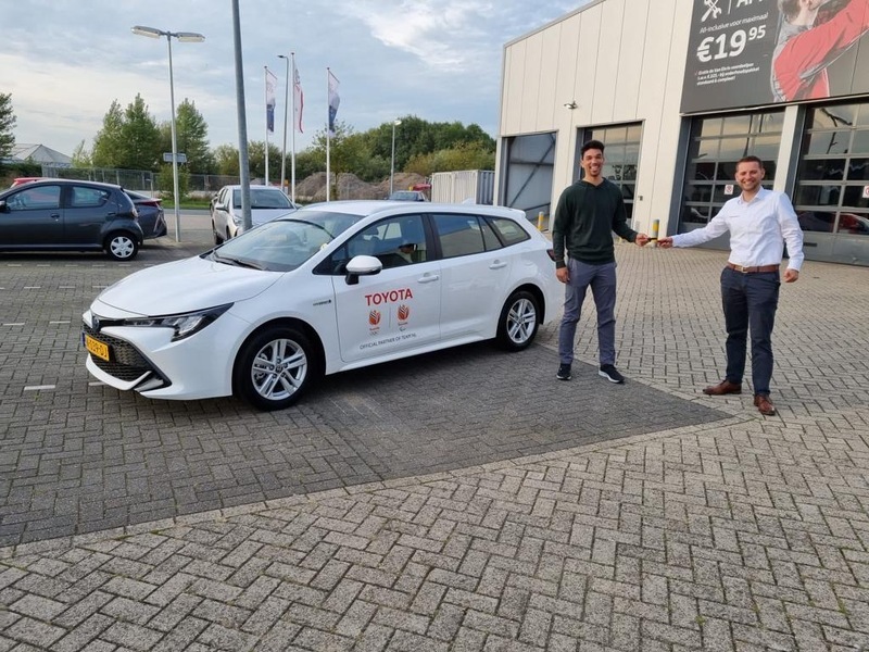 Olympische sporter Arvin Slagter krijgt Toyota overhandigd bij Van Ekris