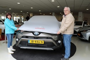 Van Ekris mag eerste RAV4 hybride van Nederland afleveren