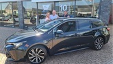 De familie van der Woude neemt alweer de 6e Toyota in ontvangst.